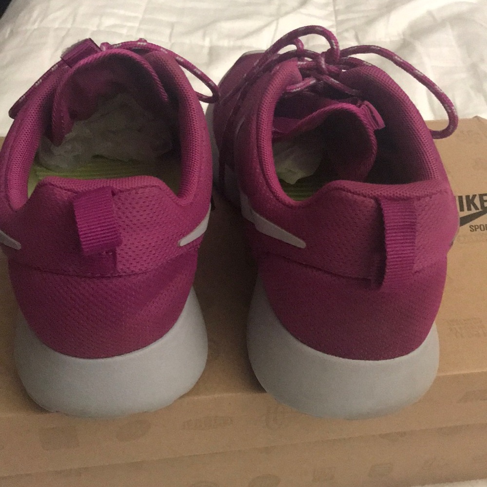 Pink nike Rosheruns - Picture 2 of 4